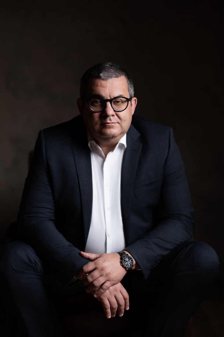 André Ribeiro, sentado, de terno escuro