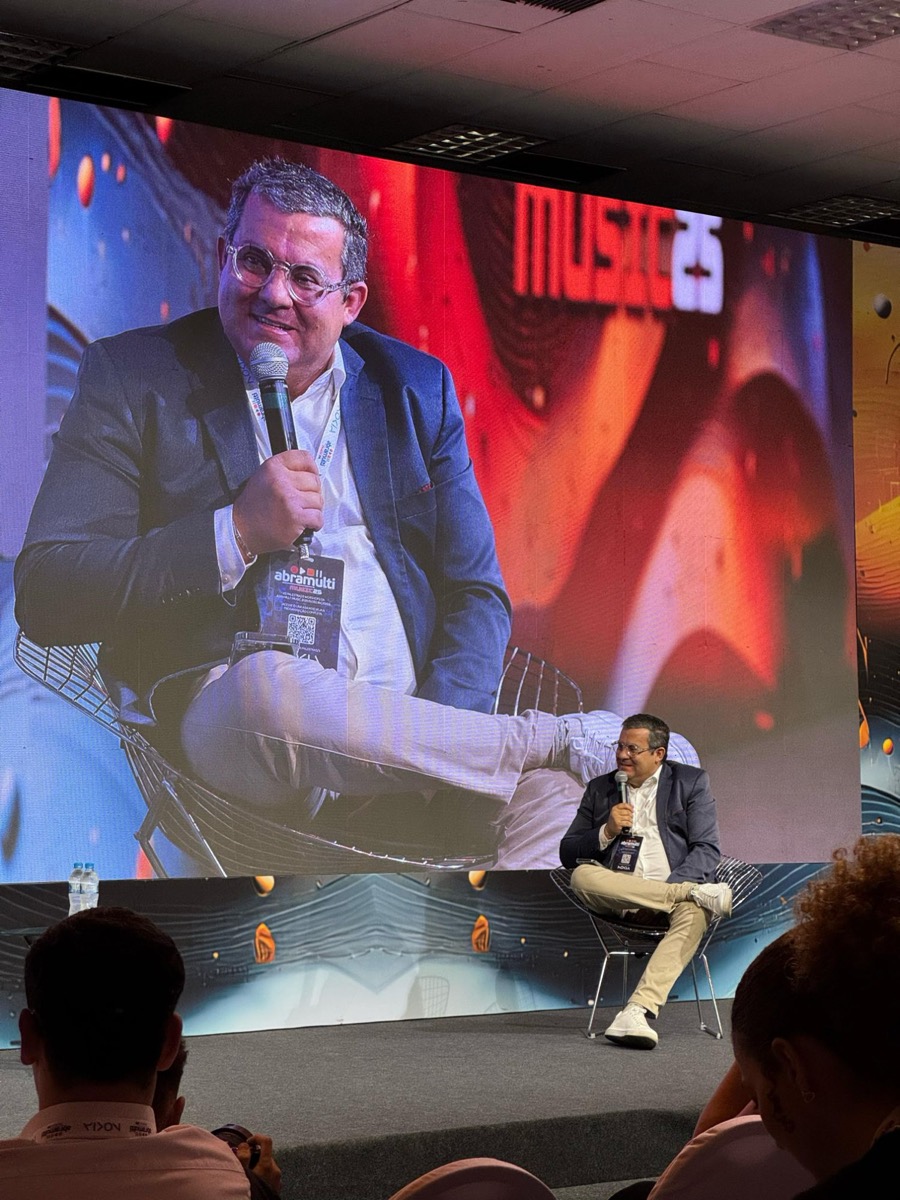 André Ribeiro em entrevista no palco do Abramulti