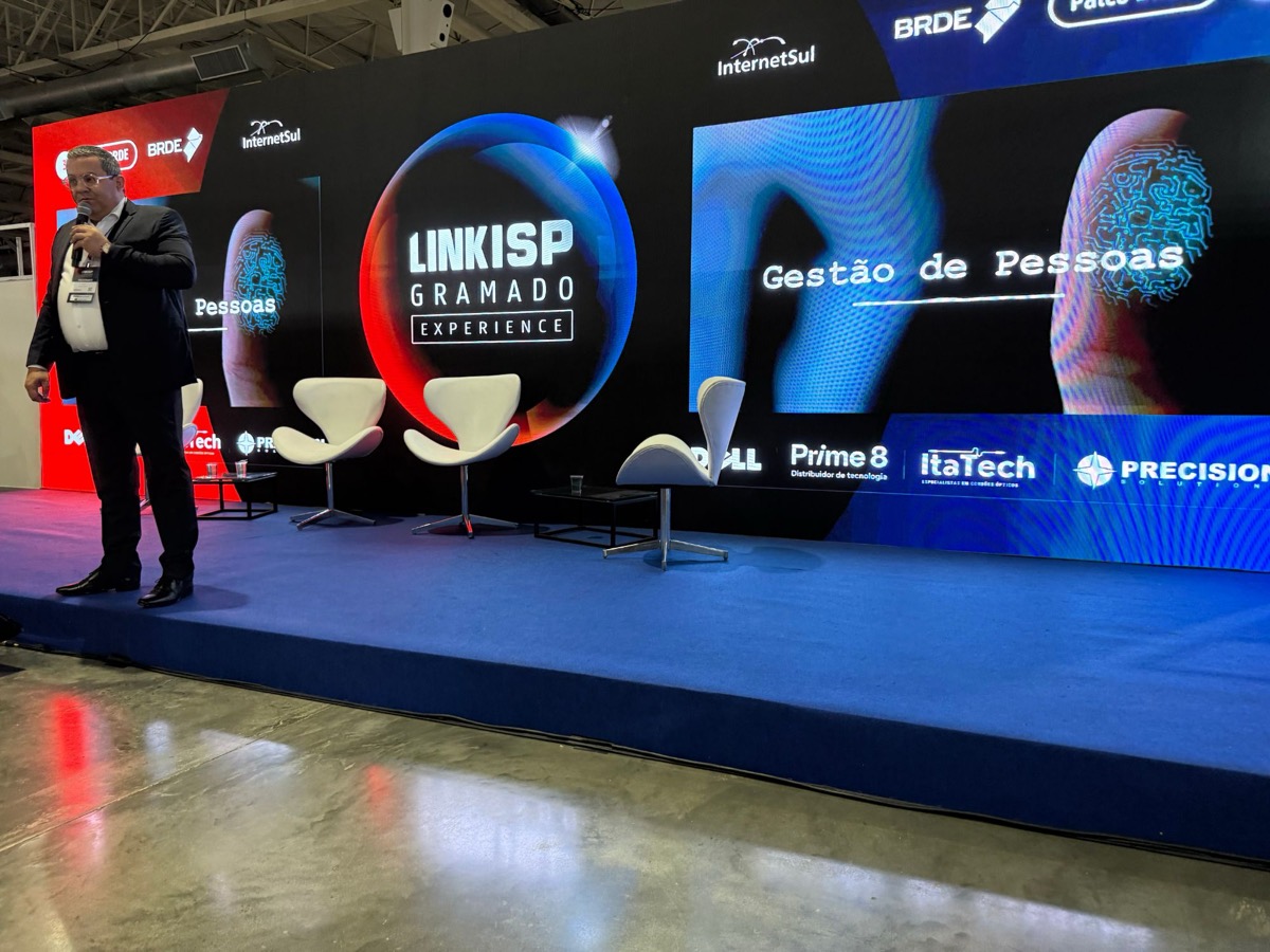André Ribeiro no palco do Link ISP Gramado, falando sobre gestão de pessoas